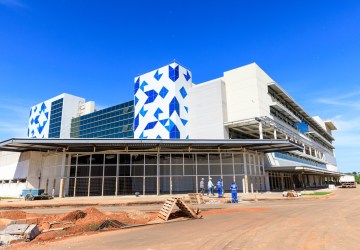 O governo deu início à instalação de equipamentos de ressonância magnética no Hospital Central.