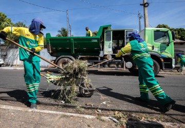 Operação de limpeza no bairro Santa Amália remove 20 toneladas de resíduos