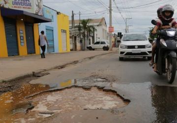 Abílio Brunini promete resolver problema dos buracos nas ruas de Cuiabá em até 6 meses.