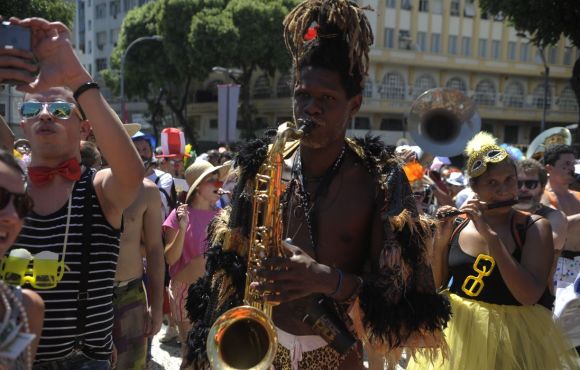 Blocos, bailes e escolas de samba devem reunir 8 milhões no Rio