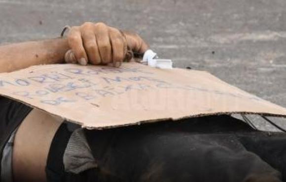 Homem é achado morto em MT, amarrado e com cartaz o acusando de roubo