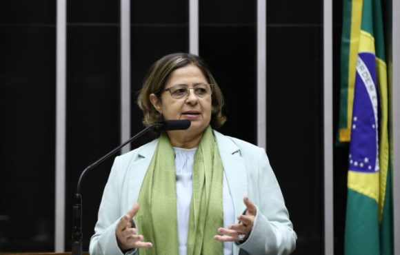 Ministra pede cota de cadeiras para mulheres no Legislativo na celebração de 93 anos do voto feminino 